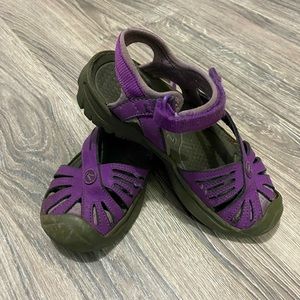Little Girls Keen waterproof shoes